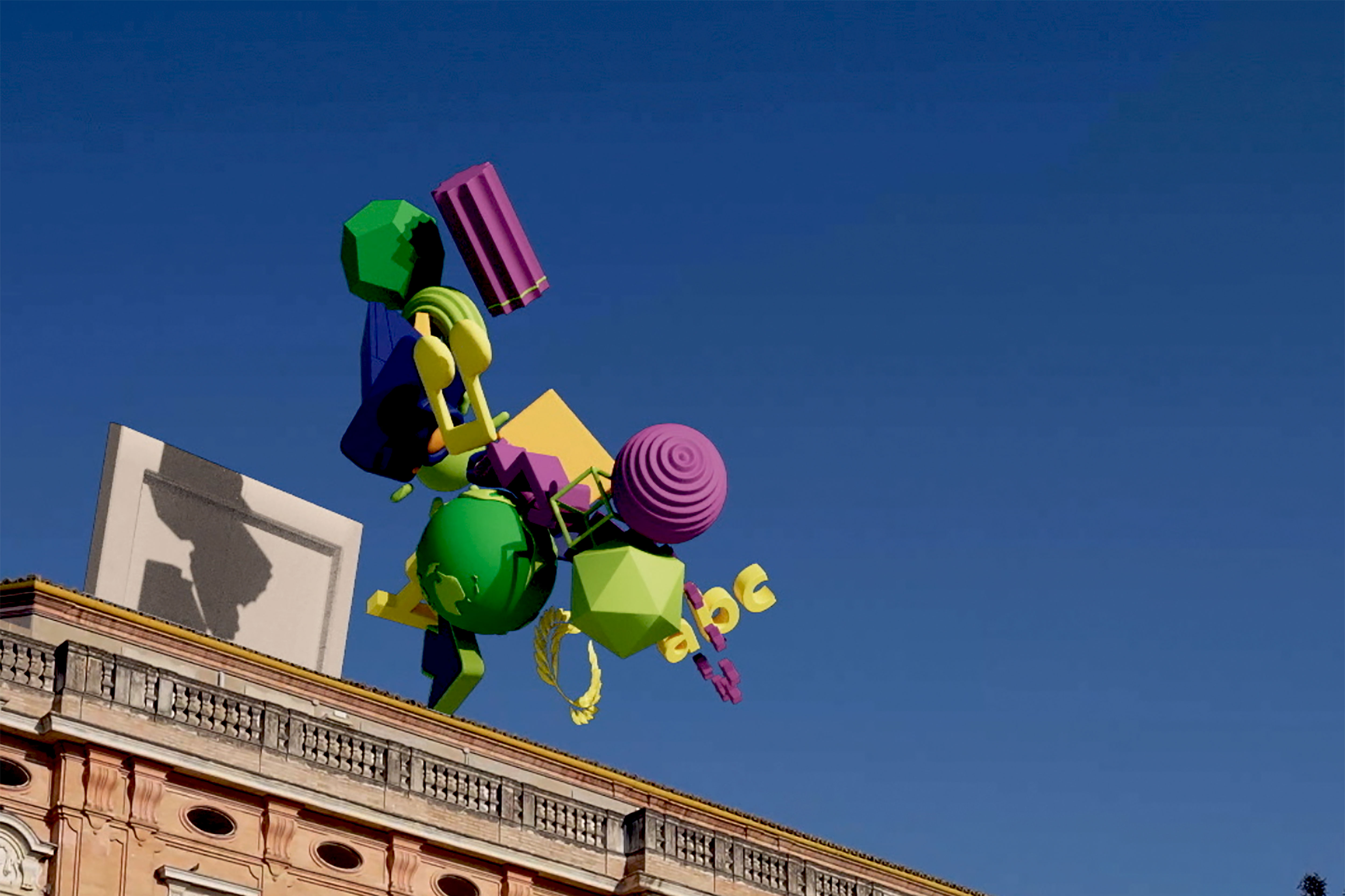 Simboli tridimensionali che escono dal tetto di palazzo Gallenga