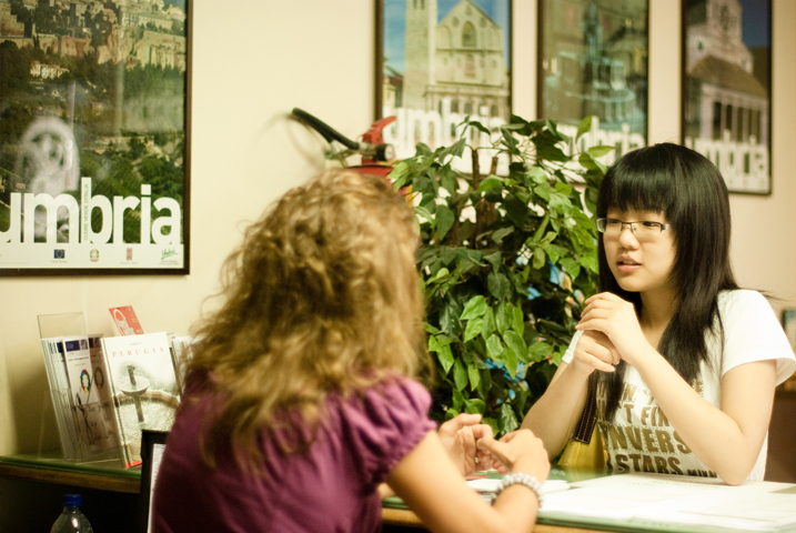 studentessa che chiede informazioni in un ufficio