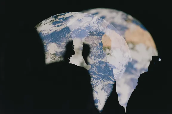 due persone che parlano davanti al riflesso del pianeta