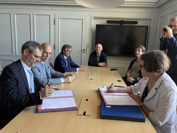 il momento della firma dell'accordo