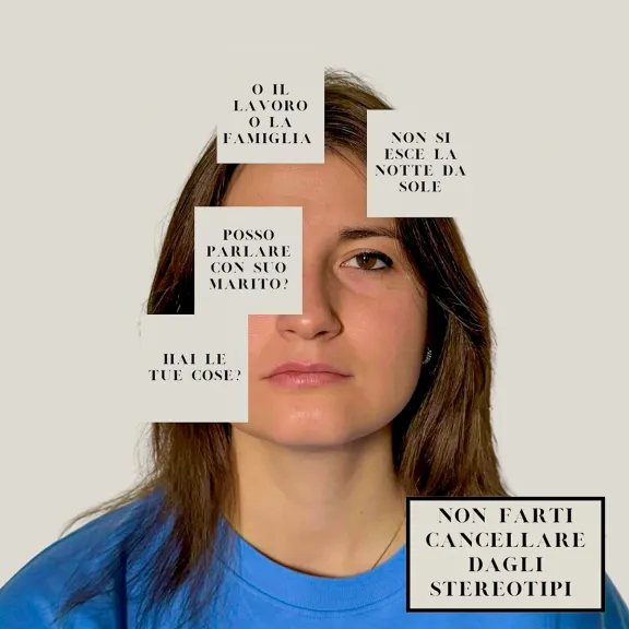 volto di donna parzialmente coperto da scritte che riportano stereotipi e il monito "Non farti cancellare dagli stereotipi"