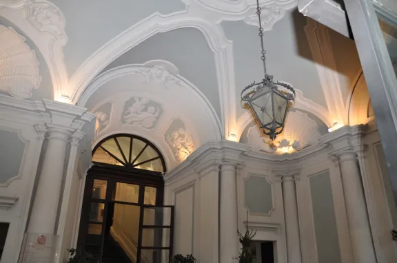 particolare dell'atrio di palazzo Gallenga
