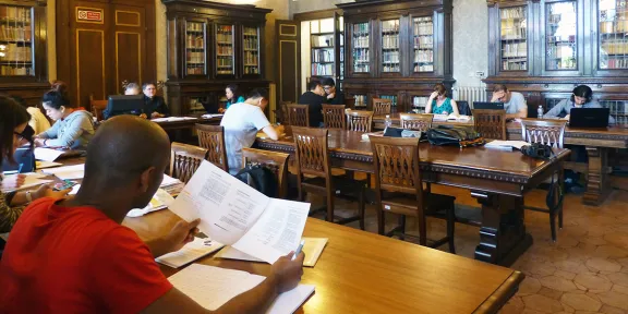 studenti in biblioteca