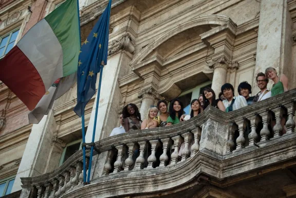 studenti sul balcone di palazzo Gallenga