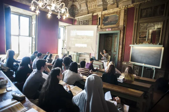 lezione in un'aula storica di palazzo Gallenga