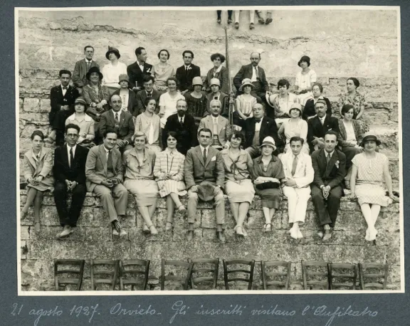 21 agosto 1927 - Orvieto. Gli iscritti visitano l'anfoteatro