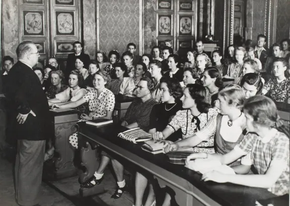 foto storica di studenti in aula