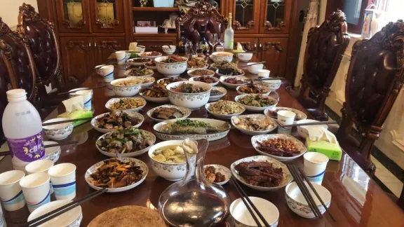 tavola imbandita con pietanze cinesi