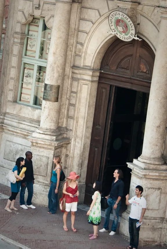 studenti all'ingresso di palazzo Gallenga