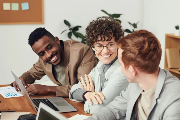 giovani sorridenti davanti a dei computer