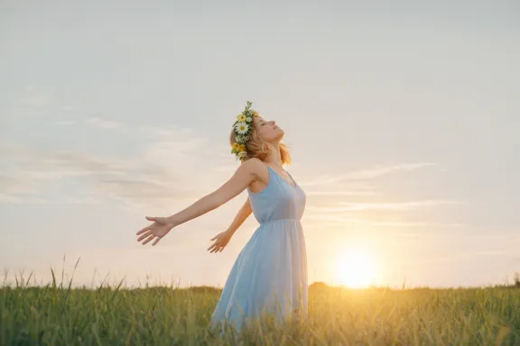 ragazza in un prato illuminata dal sole