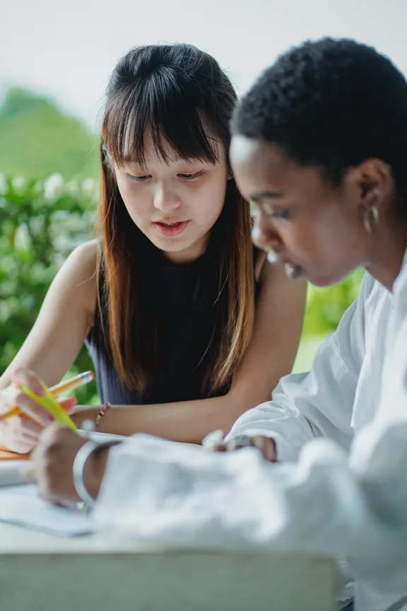 ragazze che leggono insieme