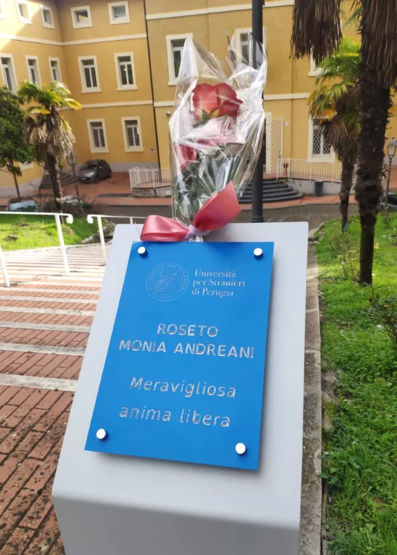 targa del roseto dedicato a Monia