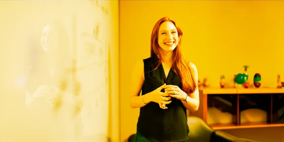 ragazza sorridente acanto a una lavagna