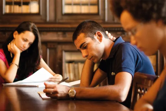 studenti in biblioteca