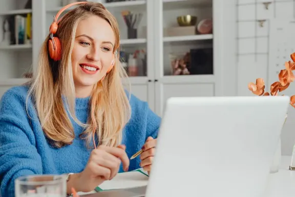 giovane donna al computer