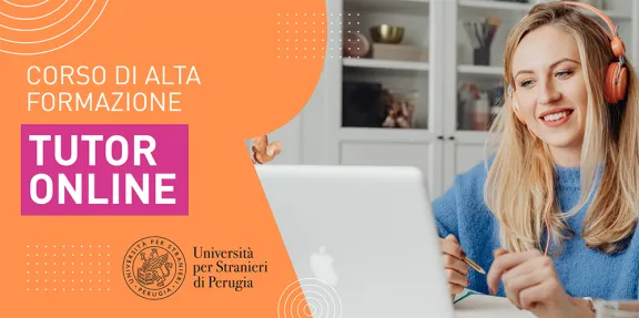 ragazza sorridente al computer