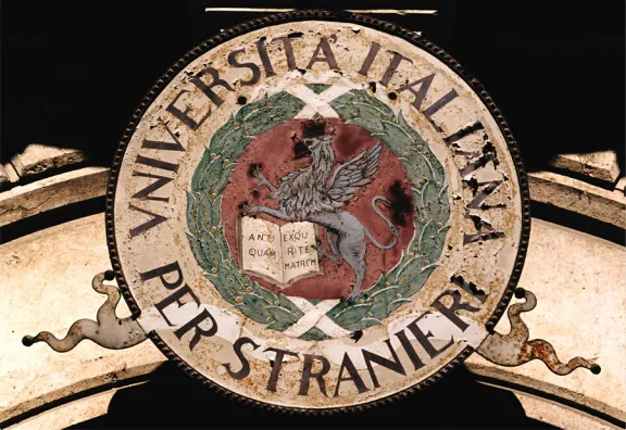 Lo stemma all'ingresso di palazzo Gallenga